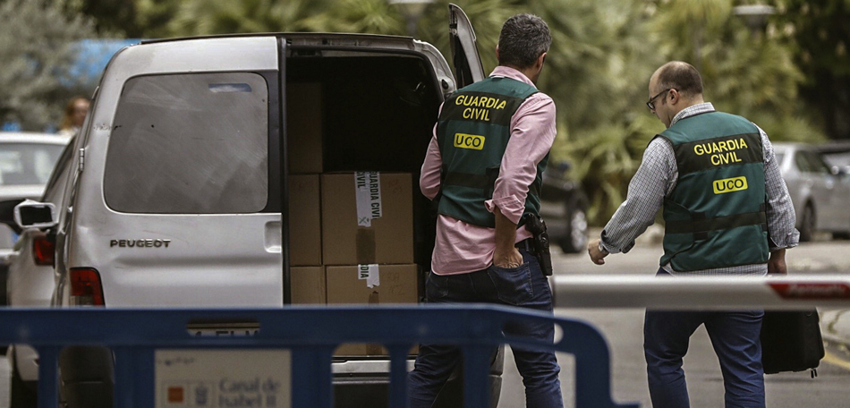 Agentes de la Unidad Central Operativa de la Guardia Civil (UCO) en un registro