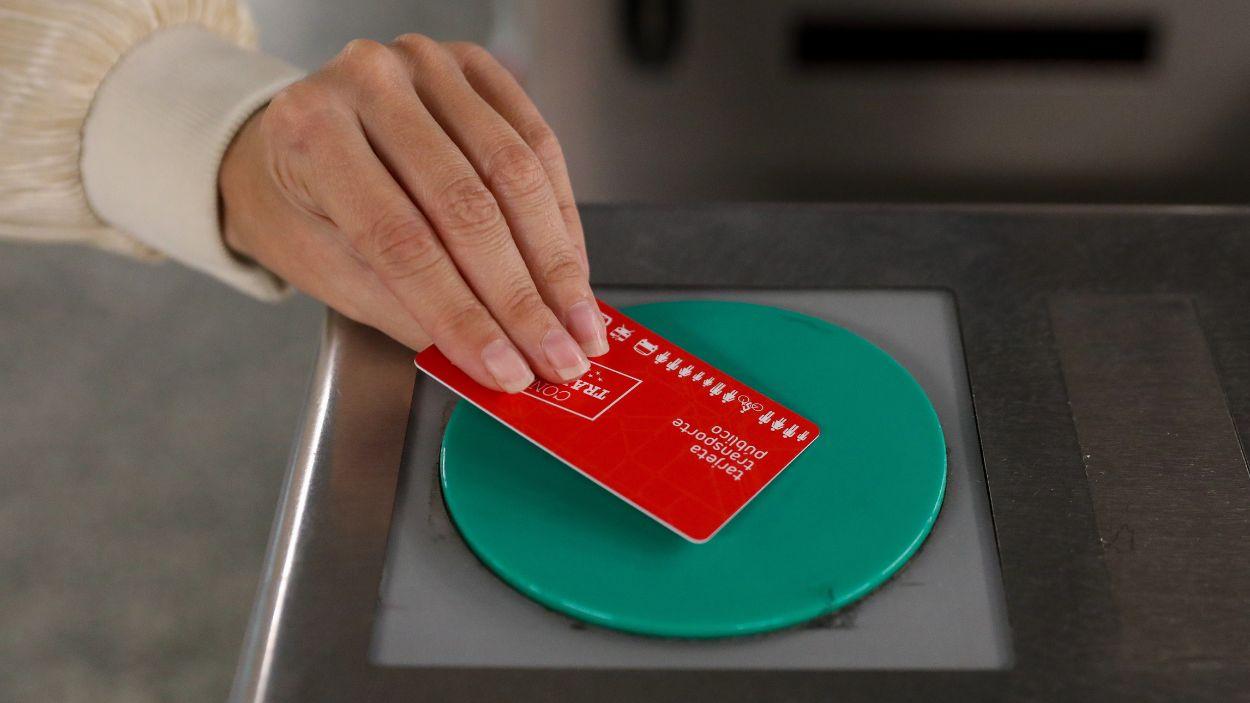 Una persona pasa su título de transporte para acceder al Metro. EP.
