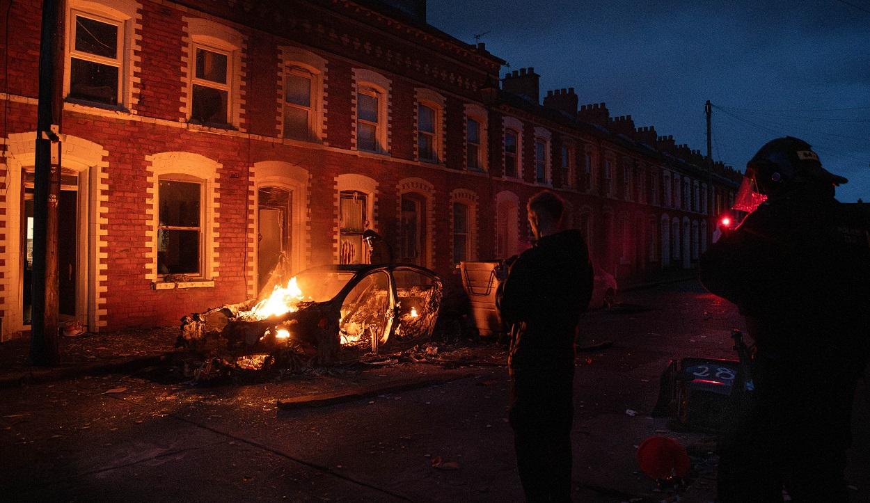 Un vehículo incendiado en Belfast en el marco de las revueltas racistas de junio de 2026. EP