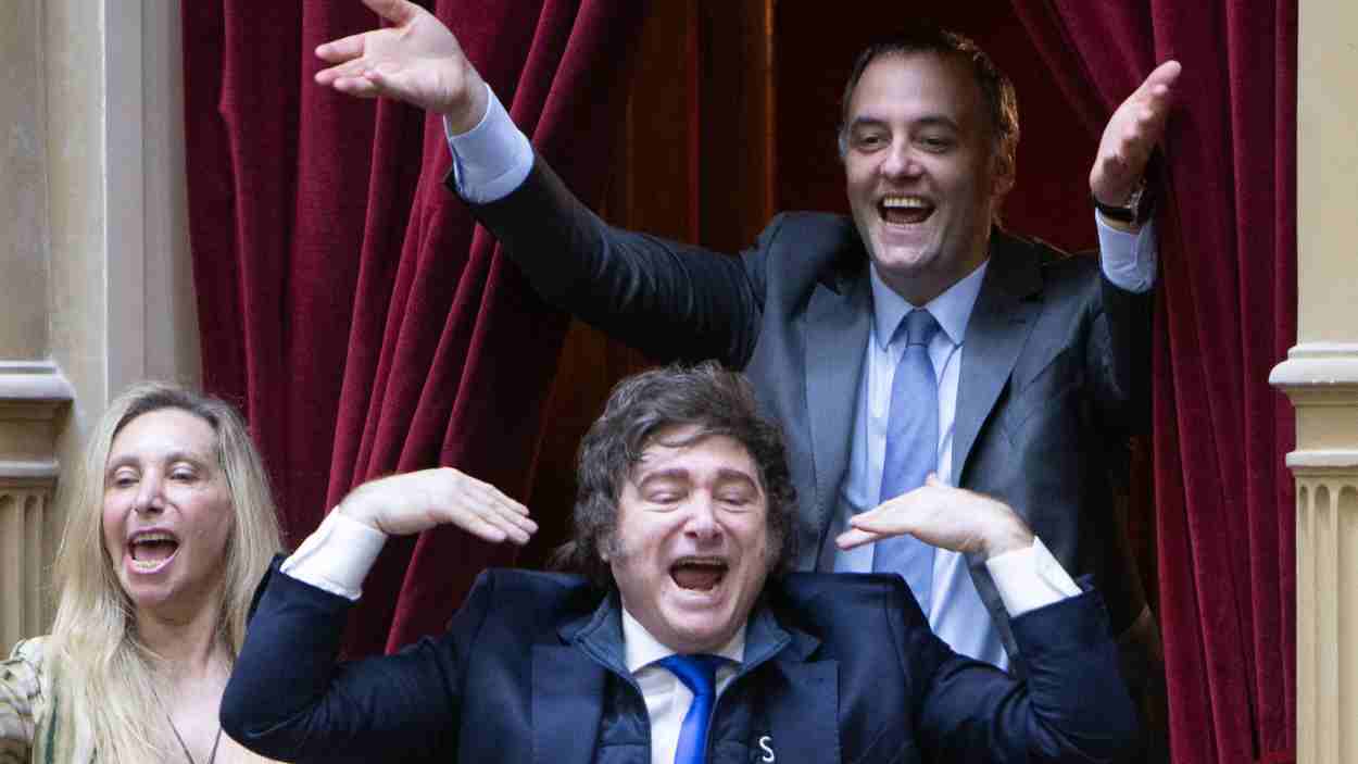 La surrealista excusa del jefe de Gabinete de Milei para justificar los ingresos no declarados . EP