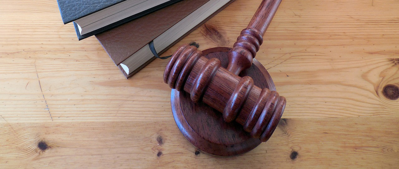 Martillo o mallete de juez para impartir justicia. Martillo o mallete de juez para impartir justicia.