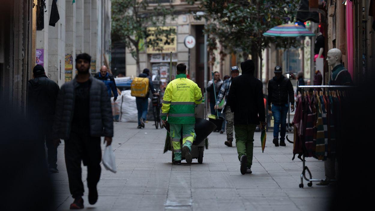  Una persona del servicio municipal de limpieza . EP.