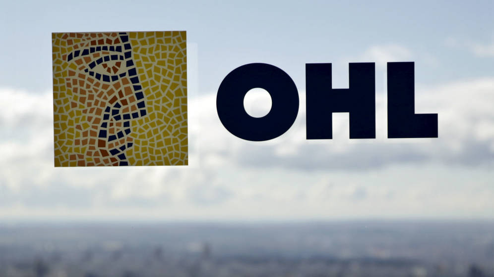 Logo OHL sobre una ventana de la Torre Espacio, propiedad del grupo.