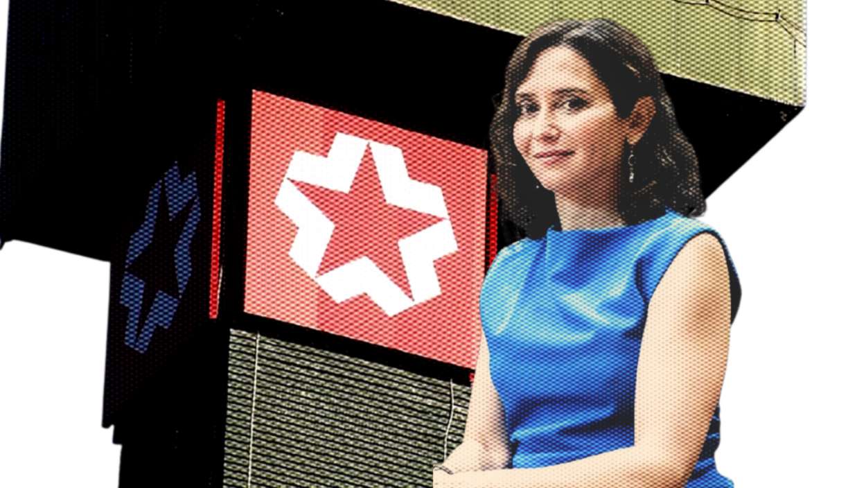 Isabel Díaz Ayuso y la torre de la sede de Telemadrid 