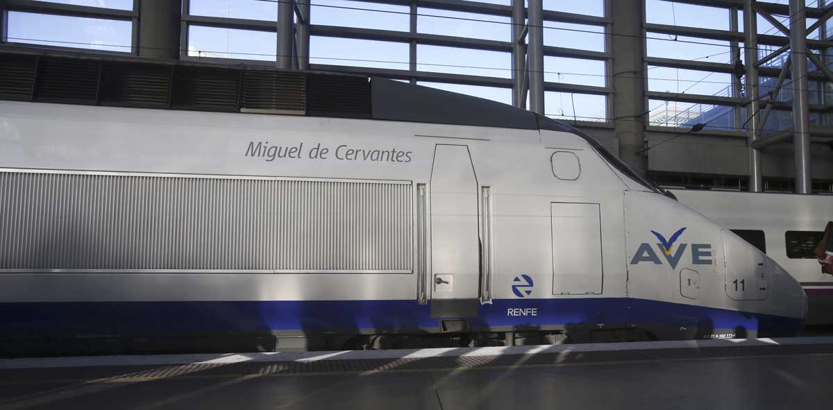 Vista del AVE que hizo por primera el trayecto Madrid-Sevilla hace veinticinco años que ha sido 'bautizado' con un nombre propio, el de Miguel de Cervantes. EFE