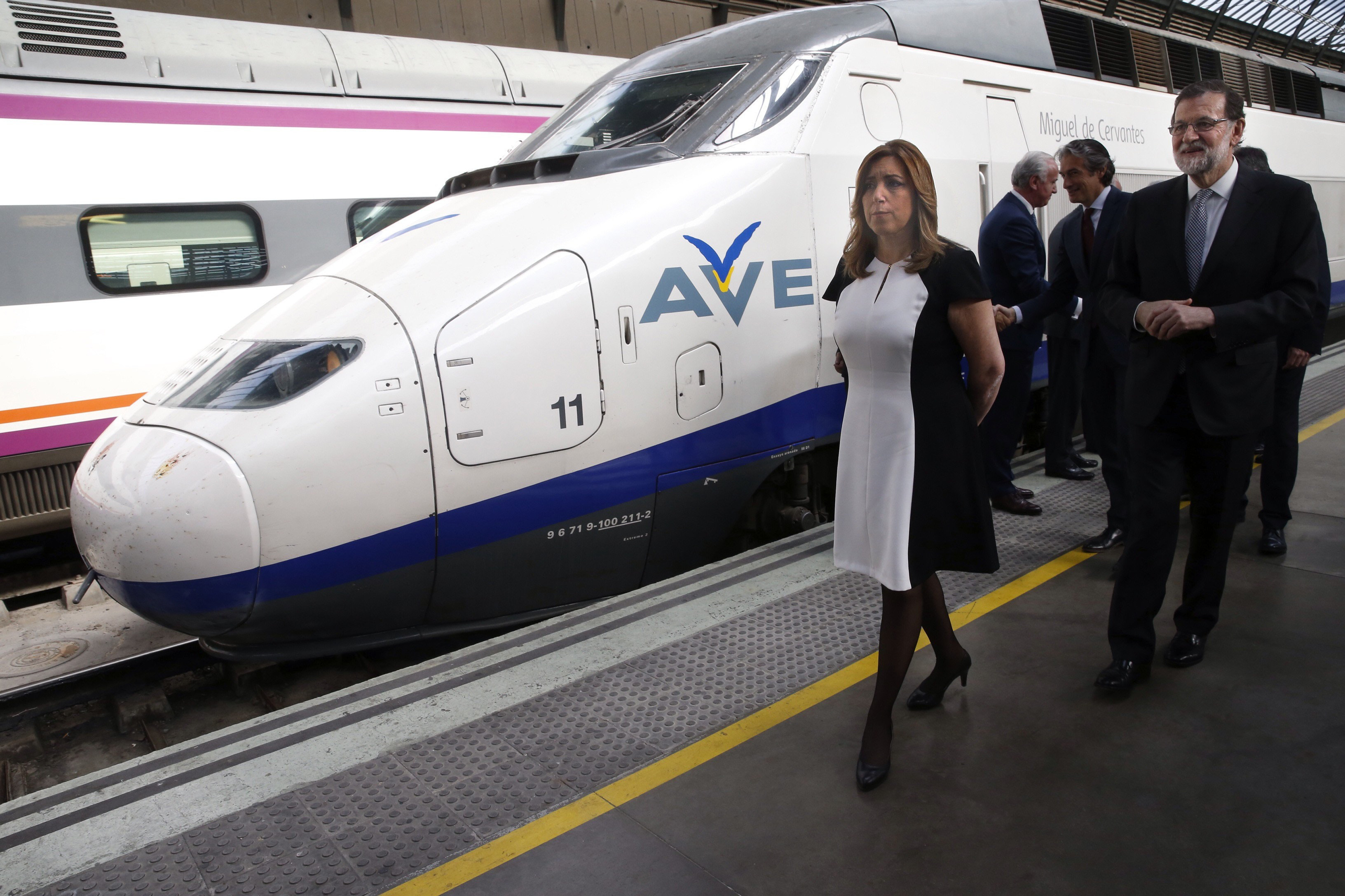 El presidente del Gobierno, Mariano Rajoy (d), junto a La presidenta de Andalucía, Susana Díaz, en la Estación de Santa Justa de Sevilla, donde preside un acto conmemorativo del XXV aniversario de la alta velocidad en Españ