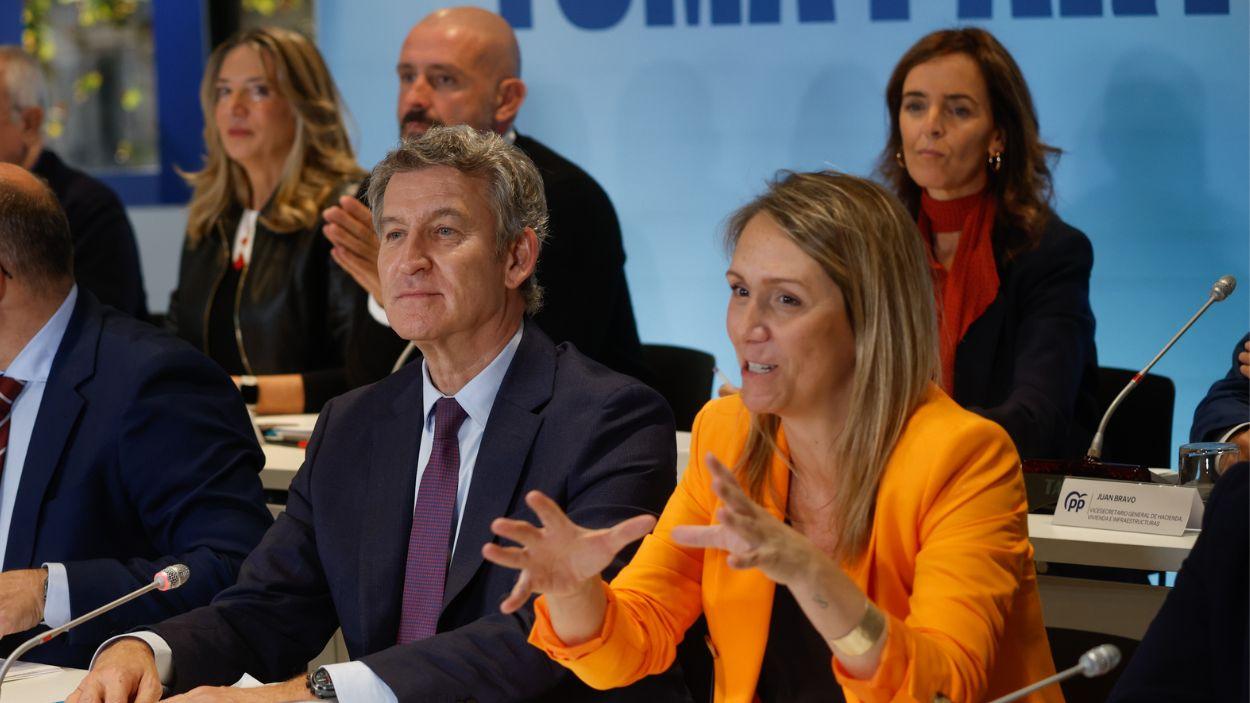 El presidente del Partido Popular, Alberto Núñez Feijóo, y la vicesecretaria de Coordinación Sectorial del PP, Alma Ezcurra. EP.