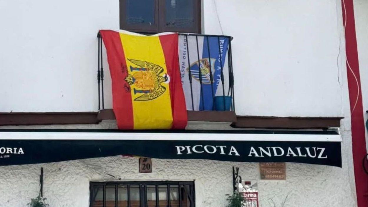 Un Ayuntamiento del PP promociona al Málaga CF en sus redes con una bandera franquista de fondo. PSOE Canillas de Aceituno.