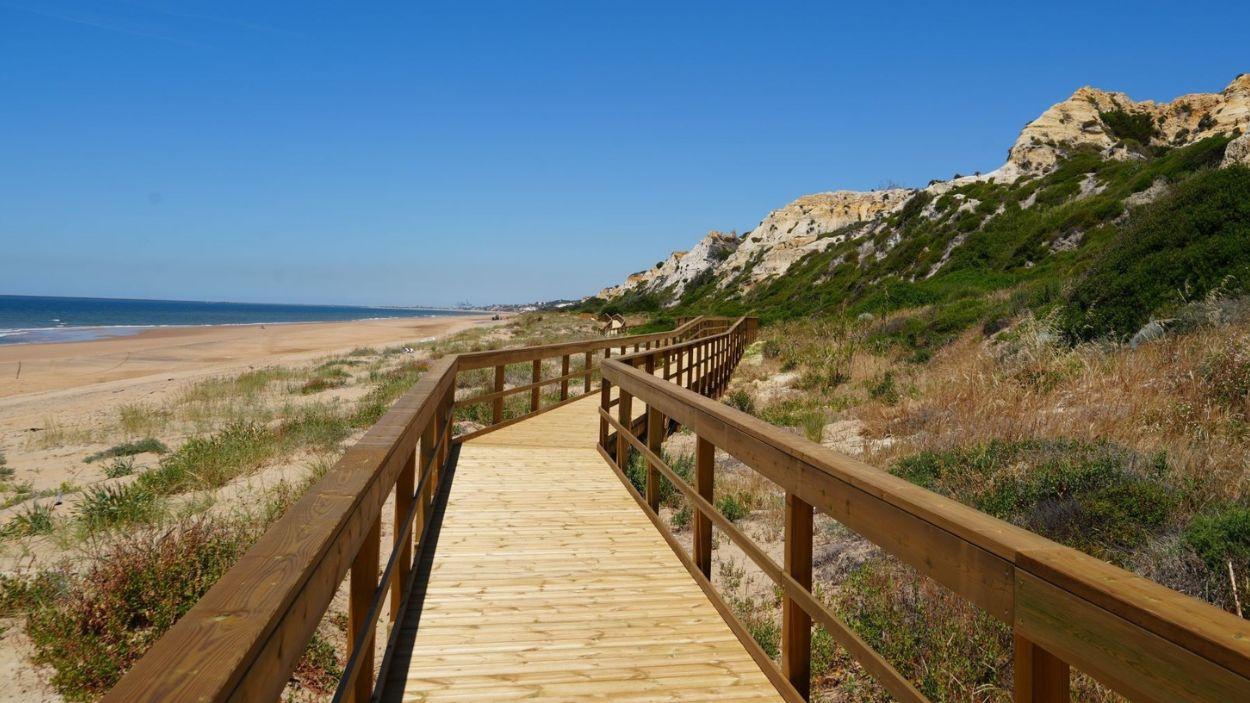 Pasarela de madera en Mazagón / Ayuntamiento de Moguer