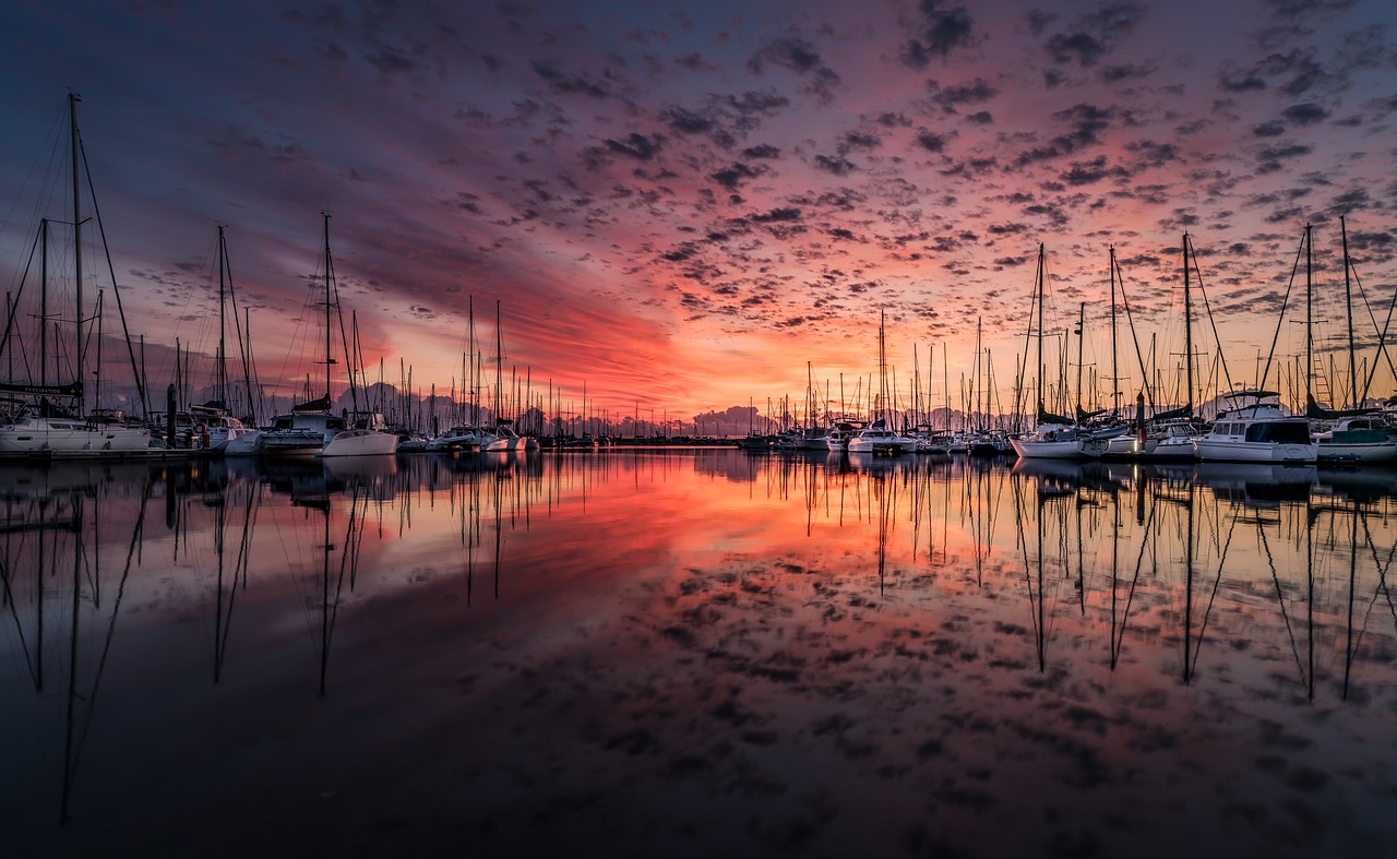 Vista de un puerto con barcos.