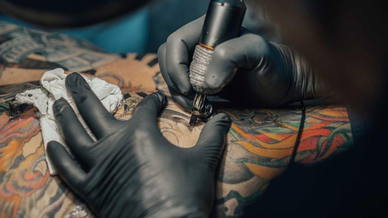 Imagen de recurso de una persona tatuando. EP.