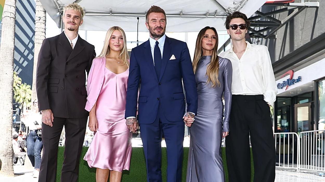 David Beckham y su familia en el paseo de la fama en Hollywood
