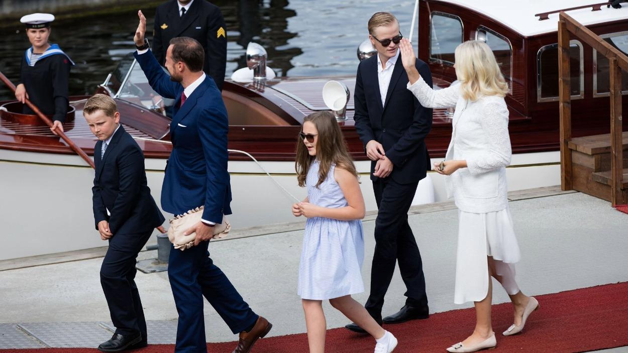 Mette-Marit, Haakon, sus hijos y Marius Borg Høiby llegan al mercado de pescado de Ravnakloa en Trondheim, Noruega / Getty Mette-Marit, Haakon, sus hijos y Marius Borg Høiby llegan al mercado de pescado de Ravnakloa en Trondheim, Noruega / Getty