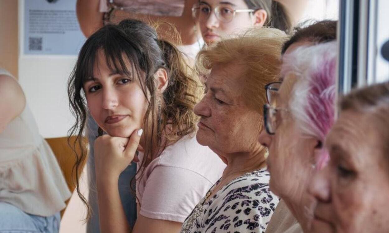 Algunas de las asistentes al encuentro para reflexionar sobre el concepto de edadismo en el Centro Social para Personas Mayores El Llano, en Gijón. © Fundación ”la Caixa”