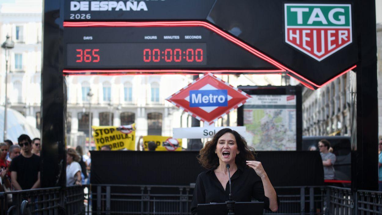 Ayuso libra a los estudiantes de la exclusión del bono transporte y centra el castigo en los migrantes. EP.