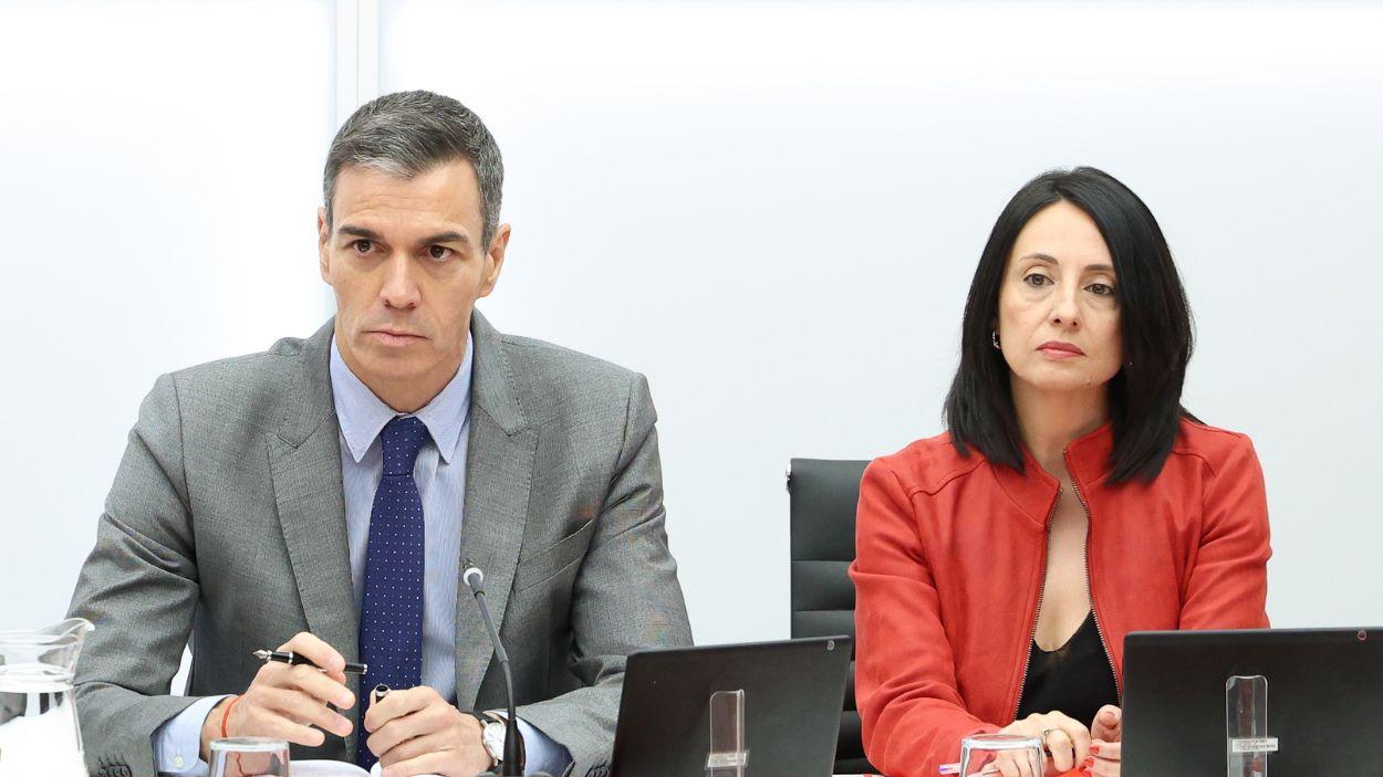 El presidente del Gobierno, Pedro Sánchez, y la secretaria de Organización del PSOE, Rebeca Torró, en una reunión de la Comisión Ejecutiva Federal. Archivo EP