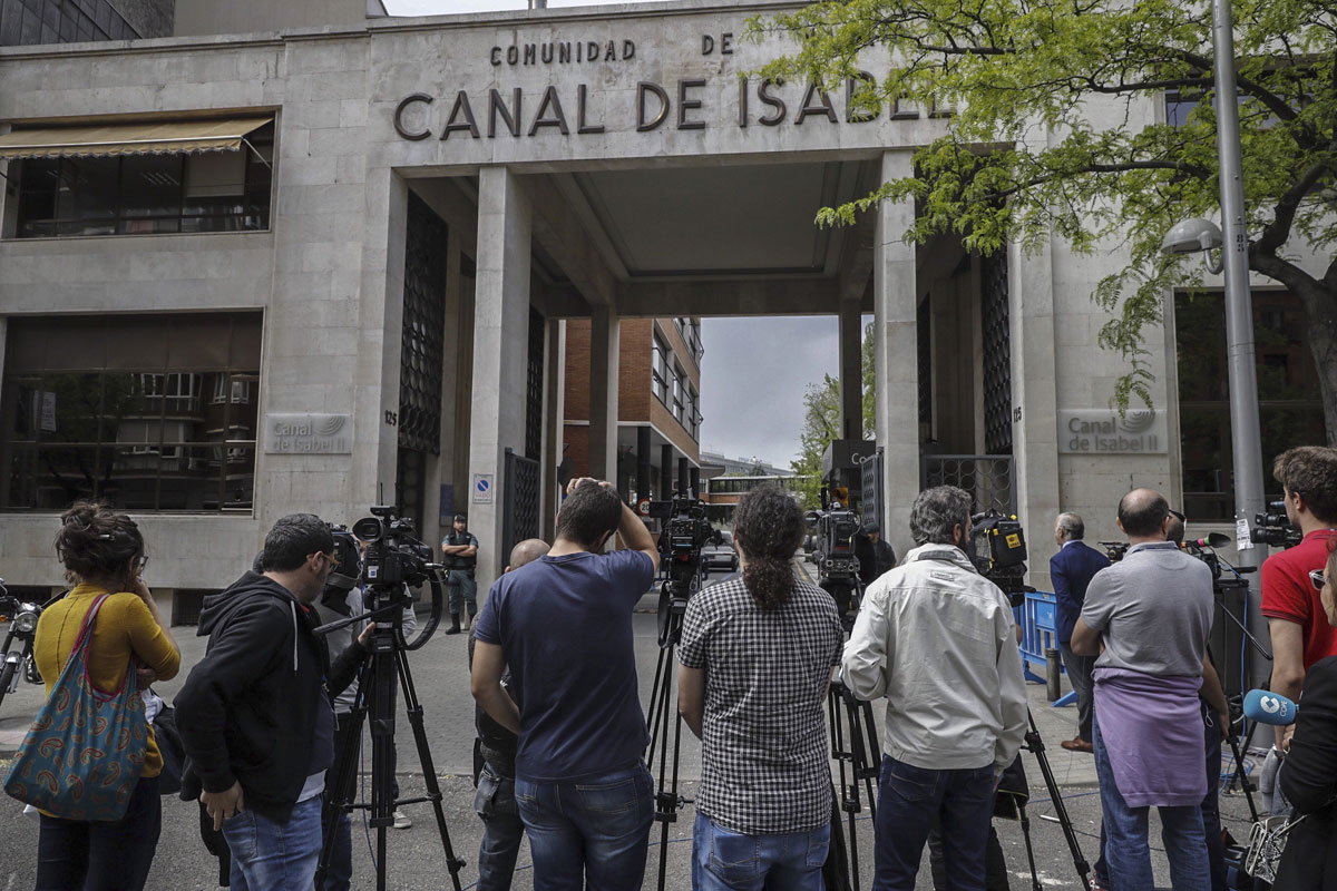 Expectación mediática ante la sede del Canal de Isabel II