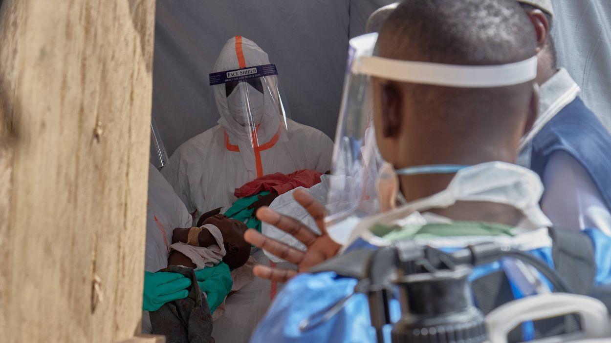 Personal médico con bebés en brazos aparece en la fotografía tomada en un centro de tratamiento del ébola en Bunia, provincia de Ituri, República Democrática del Congo, el 9 de junio de 2026. EP.