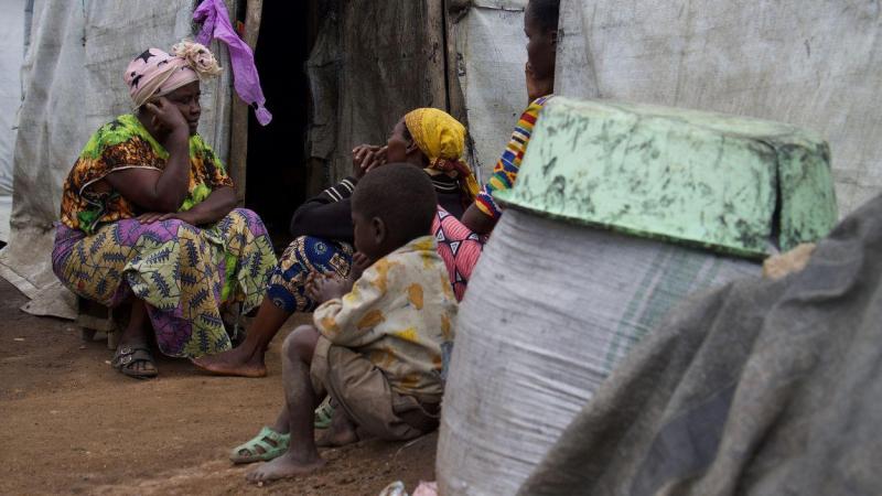 Solicitantes de asilo descansan en el campamento de Kigonze para desplazados internos (PDI) en las afueras de Bunia, provincia de Ituri, República Democrática del Congo, 9 de junio de 2026. Solicitantes de asilo descansan en el campamento de Kigonze para desplazados internos (PDI) en las afueras de Bunia, provincia de Ituri, República Democrática del Congo, 9 de junio de 2026.