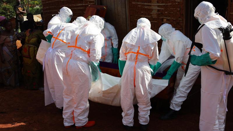 Personal médico con trajes de protección traslada el cuerpo de una víctima de ébola en Mongbwalu, provincia de Ituri, al este de la República Democrática del Congo (RDC), el 24 de mayo de 2026. Personal médico con trajes de protección traslada el cuerpo de una víctima de ébola en Mongbwalu, provincia de Ituri, al este de la República Democrática del Congo (RDC), el 24 de mayo de 2026.