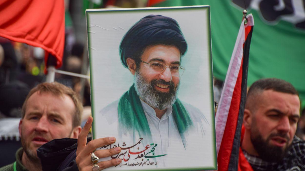 Retrato del líder supremo del régimen iraní, el ayatolá Mojtaba Jamenei, durante una manifestación. EP.