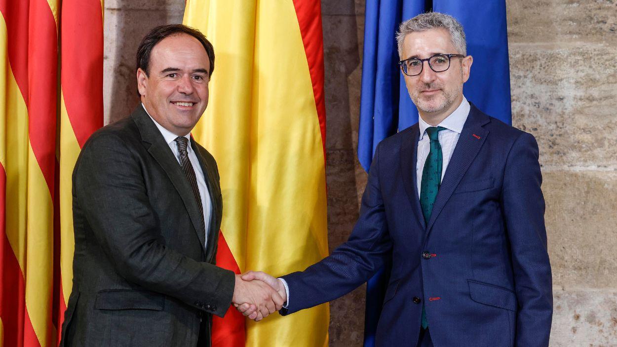 El presidente de la Generalitat valenciana, Juanfran Pérez Llorca, y el ministro de Hacienda, Arcadi España, durante una reunión, en el Palau de la Generalitat valenciana, a 15 de junio de 2026
