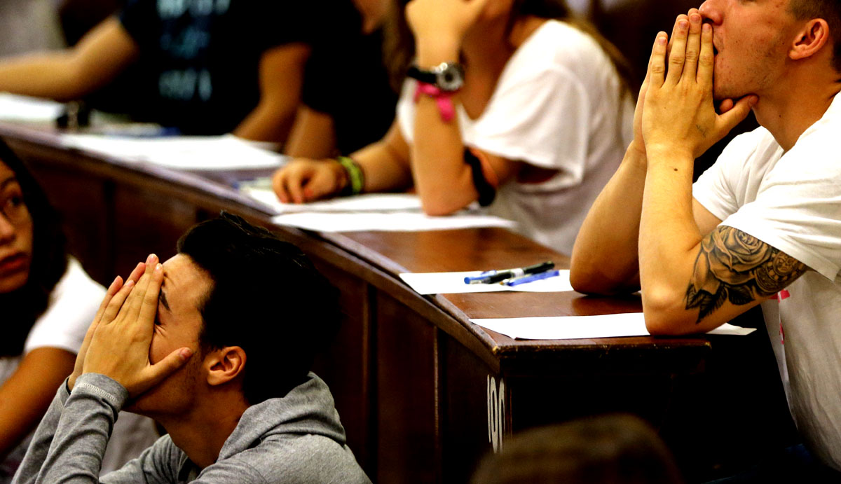 Alumnos universitarios se lamentan durante un examen. 