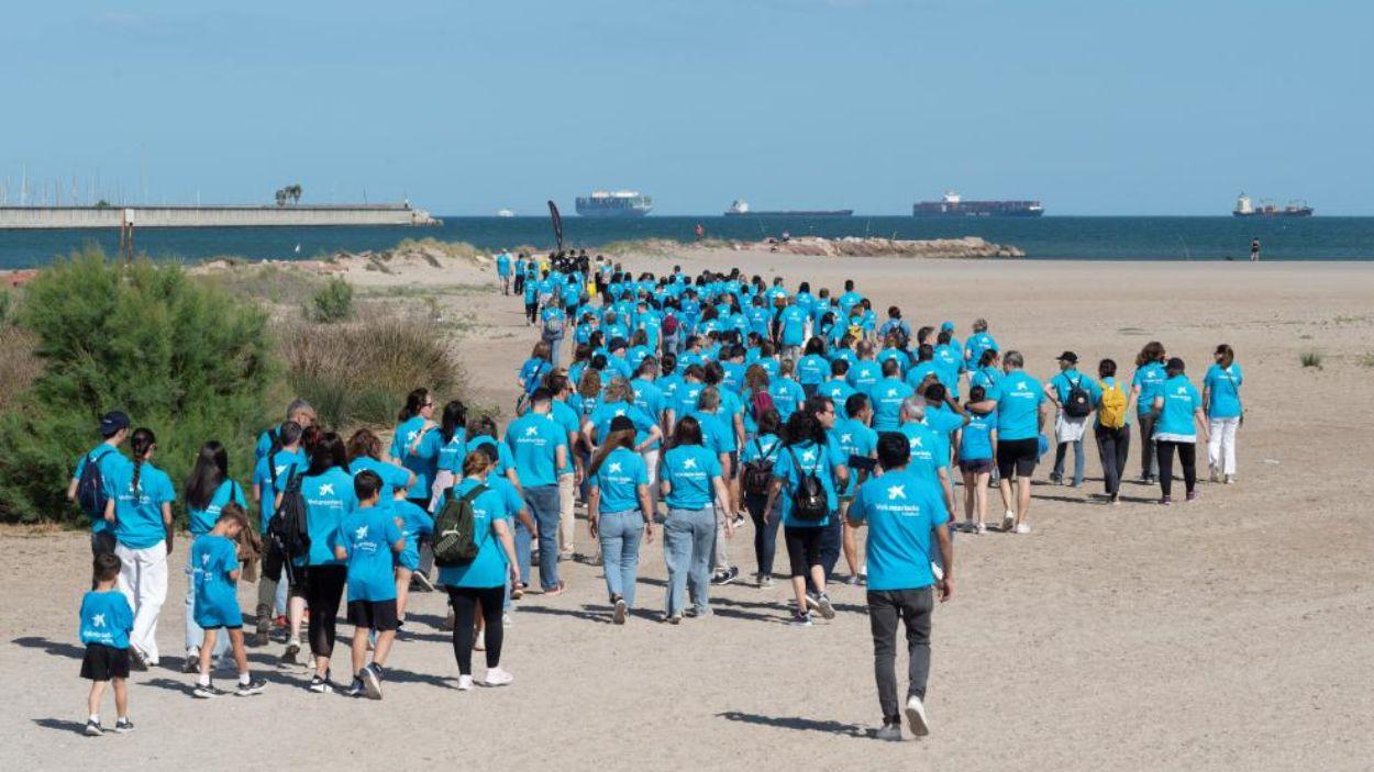 Decenas de voluntarios de CaixaBank han participado en la limpieza de la playa de Pinedo (Valencia) en el marco del 'Mes Social'