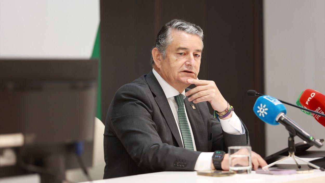 El consejero en funciones de Sanidad, Presidencia y Emergencias de la Junta de Andalucía, Antonio Sanz, presenta el Plan de Verano 2026 del SAS / EP