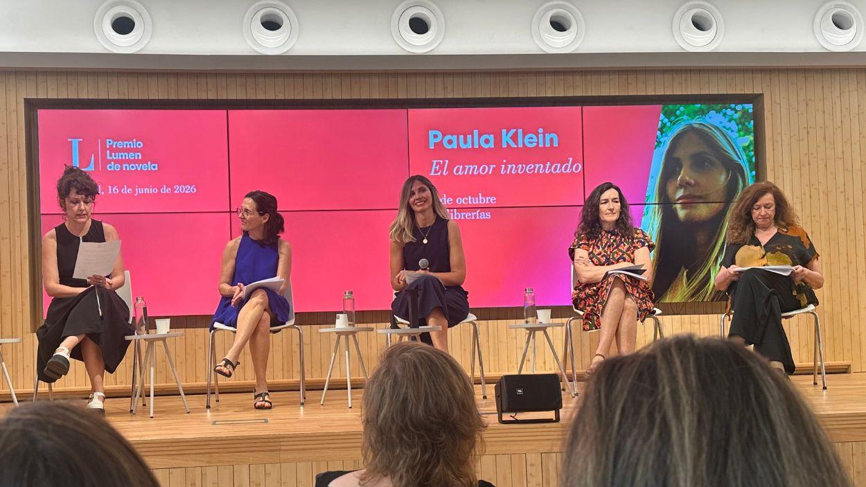 La escritora argentina Paula Klein (en el centro), tras conocer el fallo del jurado del Premio Lumen de novela 2026 ©ElPlural