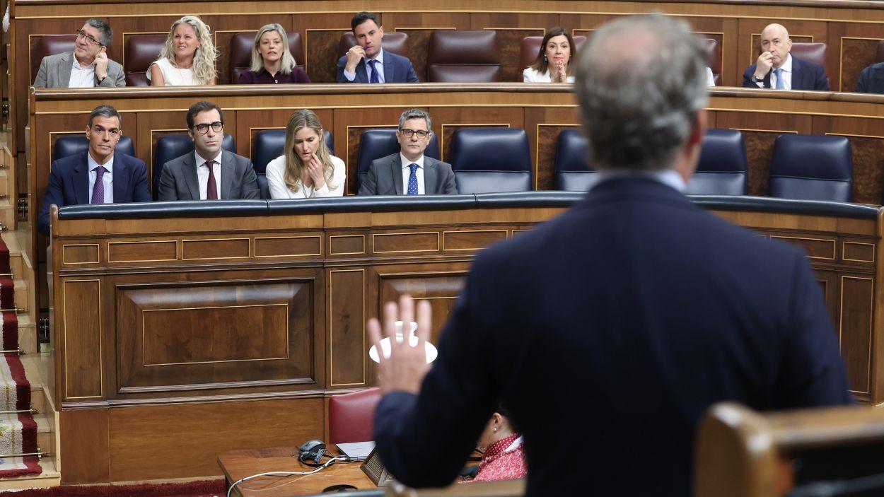 Alberto Núñez Feijóo, líder de la oposición, interviniendo en la sesión de Control ante la atenta mirada del presidente del Gobierno, Pedro Sánchez. EP.