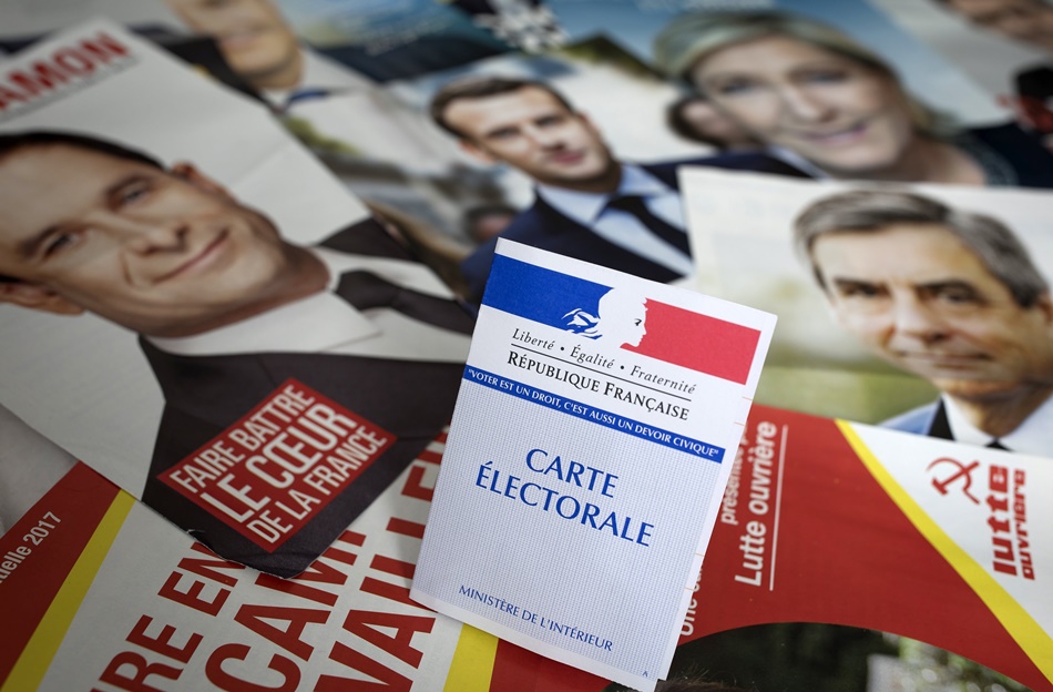 Credencial para votar sobre los panfletos de los once candidatos para las presidenciales francesas.