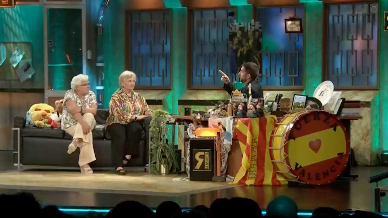 Carmen Arce 'Kubalita' y María Ángeles Pérez 'Quilla' con David Broncano en 'La Revuelta'. RTVE.