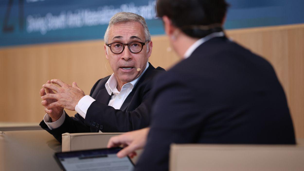 El CEO de Banco Sabadell, Marc Armengol, durante la sesión inaugural del foro de debate económico, en el Aula Magna del campus del IESE, a 27 de mayo de 2026