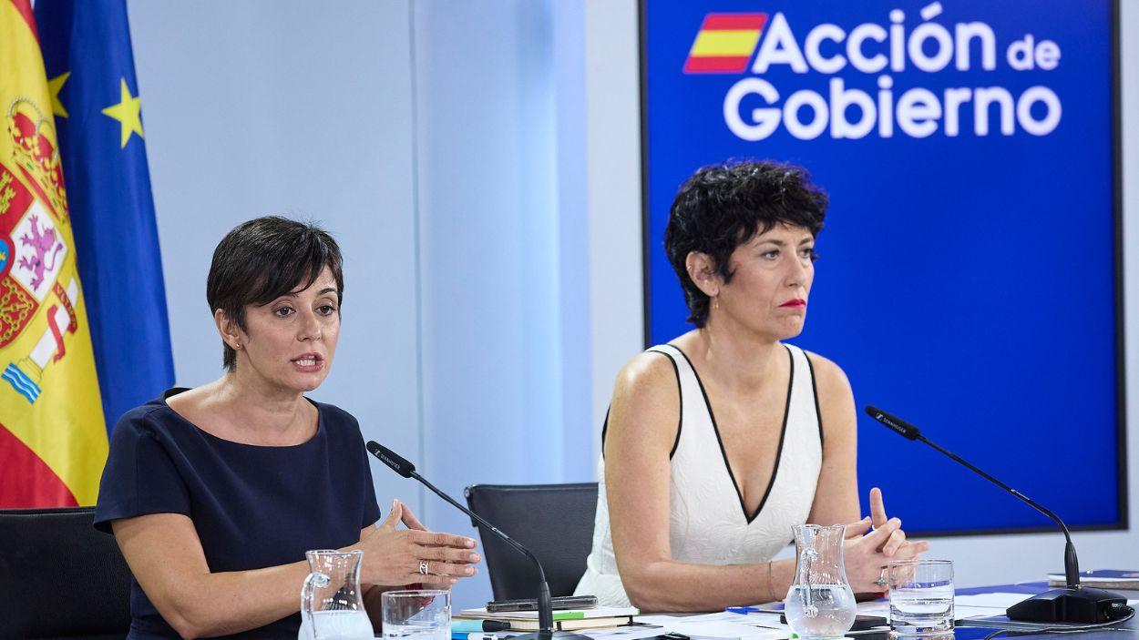 La ministra de Vivienda, Isabel Rodríguez, y la ministra de Inclusión, Seguridad Social y Migraciones, Elma Saiz, tras una rueda de prensa posterior al Consejo de Ministros. EPArchivo.