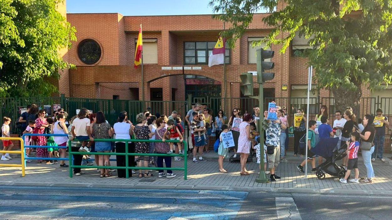Concentración a las puertas del CEIP Santa Teresa en Toledo. AMPA 'SAN ILDEFONSO'.
