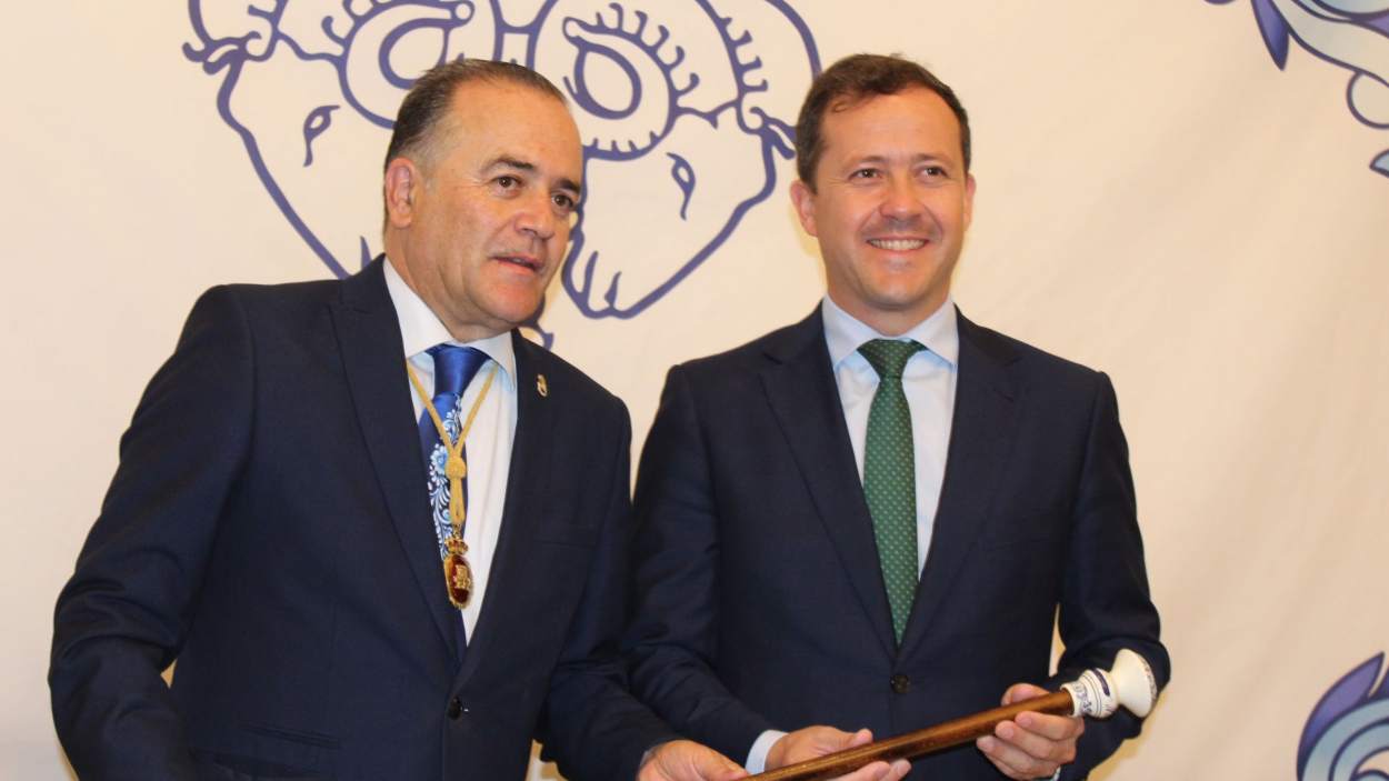 Imagen de archivo de los alcaldes de Talavera de la Reina, José Julián Gregorio (i), y de Toledo, Carlos Velázquez (d). EP.