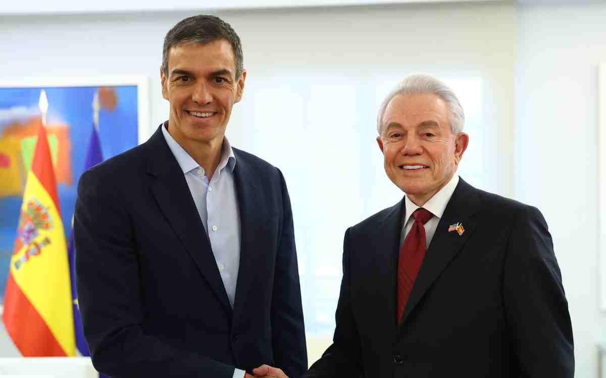 El presidente del Gobierno, Pedro Sánchez, se reúne con el embajador de Estados Unidos en España, Benjamín León, en el Palacio de la Moncloa. EP