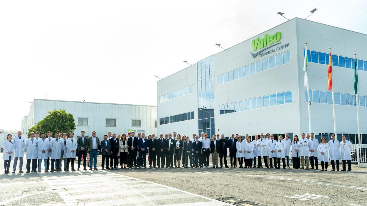 Personal de Valeo junto a autoridades institucionales en la sede de Martos