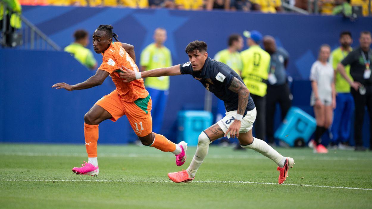 Yan Diomande con Hincapié durante el Costa Marfil   Ecuador del Mundial 2026. EP