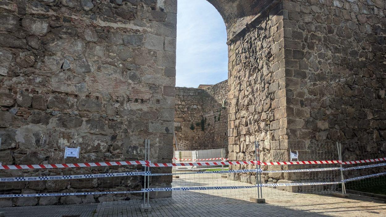 “Si pasa algo grave, será responsabilidad del alcalde” el PSOE denuncia el estado de la muralla de Talavera. EP.