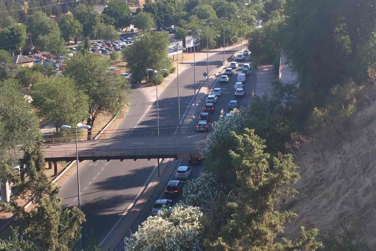 Imagen de numerosos vehículos atascados a la entrada a Toledo este jueves por la mañana. EP.