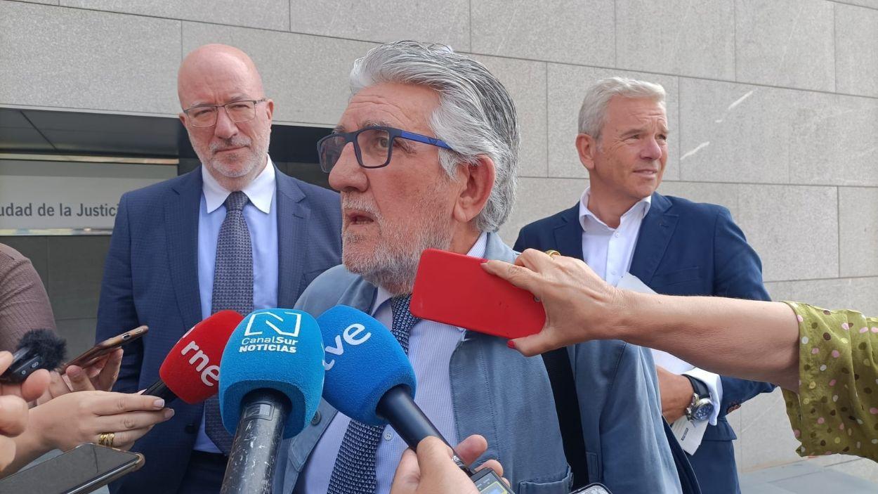 El abogado Pablo Luna, defensor del exvicepresidente de la Diputación Óscar Liria, atiende a los medios a su salida de los juzgados de Almería el 4 de junio / EP