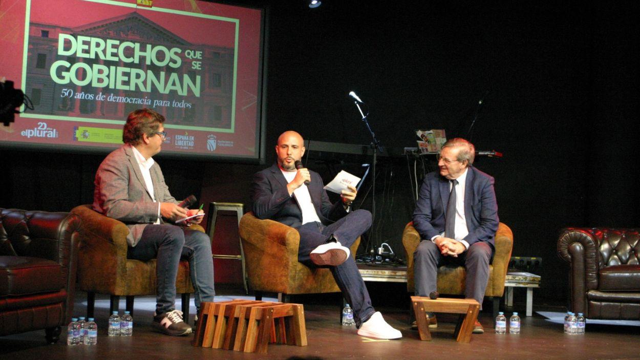 Alcalde de Fuenlabrada, Javier Ayala (i.), director de Relaciones Institucionales de ElPlural.com, Marcos Paradinas (c.), y secretario de Estado de Memoria Democrática, Fernando Martínez (d.), en el Acto 50 años en Libertad organizado por ElPlural.com