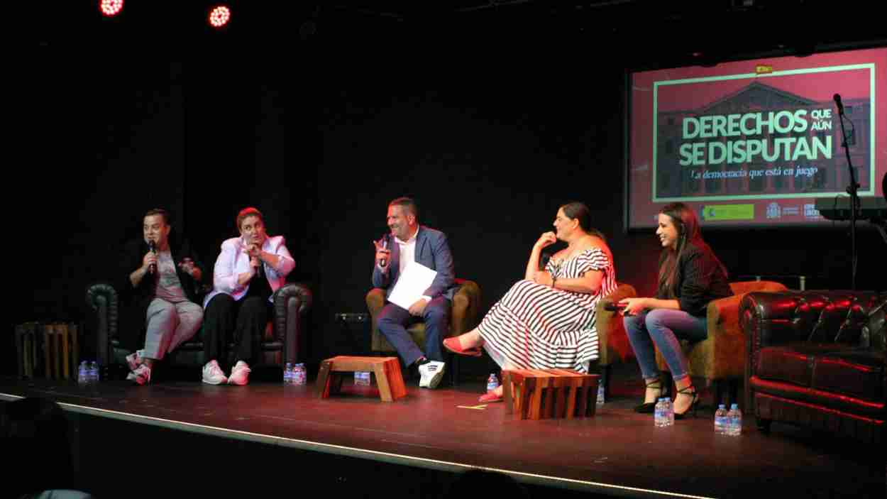 Mesa debate 50 años en Libertad: de izquierda a derecha: David Insúa, Carlota Corredera, Chema Garrido, Loreto Ochando y Sarah Pérez Santaolalla