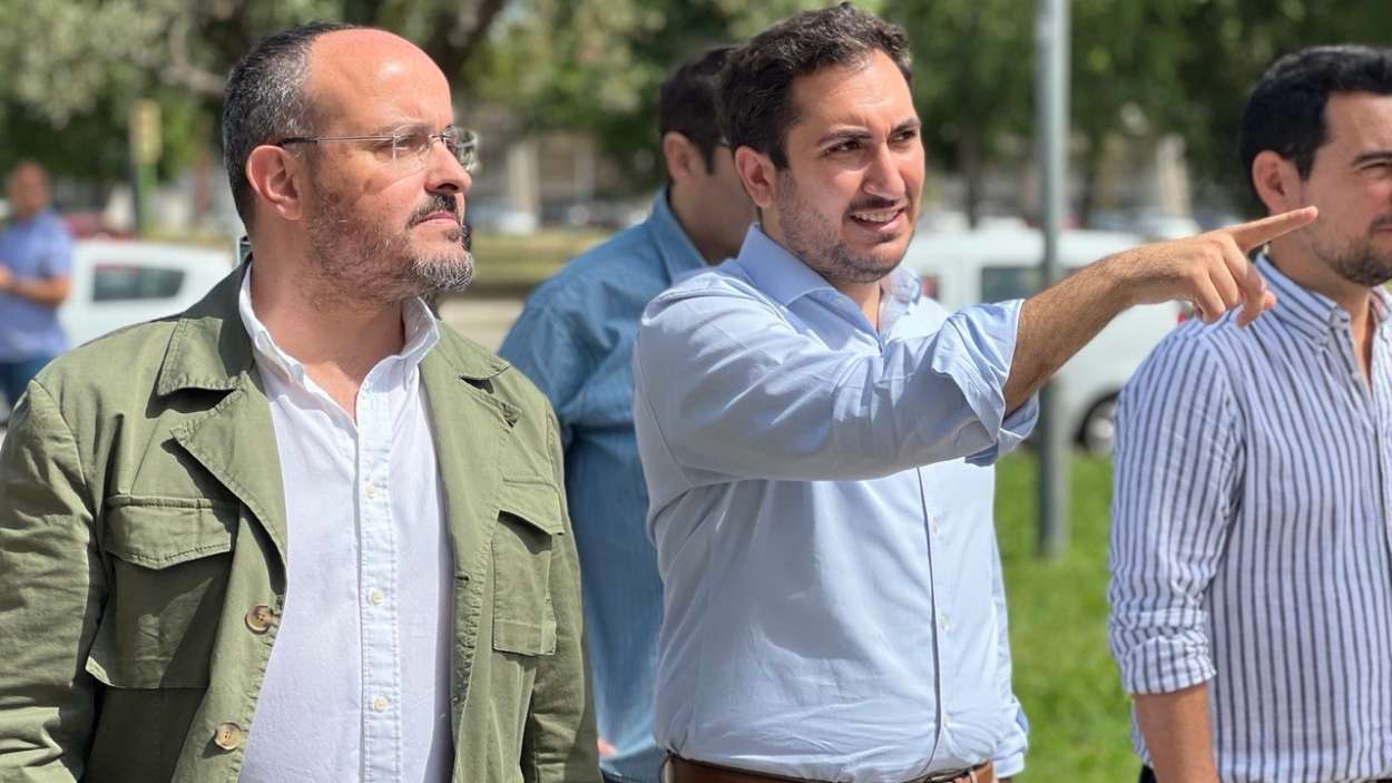 El presidente del PP catalán, Alejandro Fernández (izq), y el diputado del PP en el Parlament Cristian Escribano (dcha), a 14 de junio de 2022.  Foto de archivo.  Sebastián Hipperdinger / EP