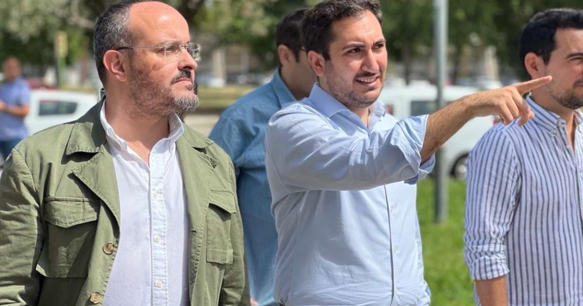 Un diputado del PP propone en el Parlament expulsar a los migrantes que delincan «en avión o nadando»
