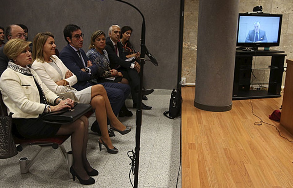 María Dolores de Cospedal en el juzgado ante el plasma a través del que compareció Luis Bárcenas. 