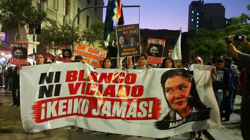 «¡Ni blanca ni manchada, Keiko nunca!», reza una pancarta cuando cientos de personas se congregaron en las calles de Lima para protestar contra la candidatura de Keiko Fujimori a la presidencia del Perú. «¡Ni blanca ni manchada, Keiko nunca!», reza una pancarta cuando cientos de personas se congregaron en las calles de Lima para protestar contra la candidatura de Keiko Fujimori a la presidencia del Perú.