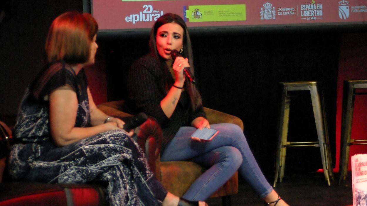 Sarah Pérez Santaolalla conversa con Olga Gutiérrez, del Colectivo por los Olvidados de la Transición, en la mesa 'Memorialistas' del Foro El Plural en Fuenlabrada.